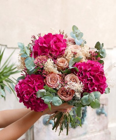 Ramo colorido de hortênsias, rosas e folhagem verde