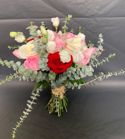 Buquê de flores com rosas vermelhas, brancas e cor-de-rosa e folhagem verde