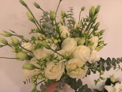 Ramo de rosas brancas e folhagem verde