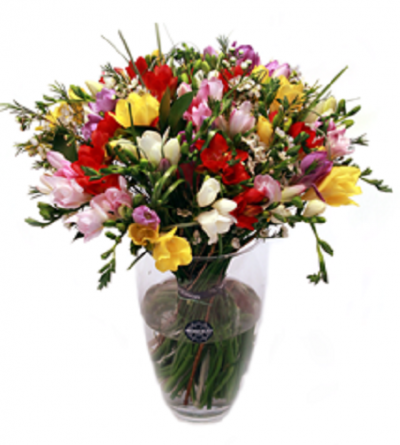 Ramalhete colorido em vaso de vidro transparente