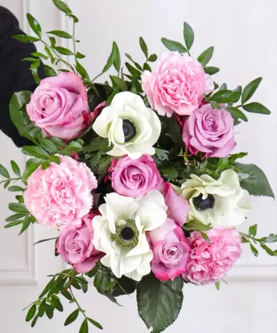 Buquê de flores rosa e brancas com folhas verdes