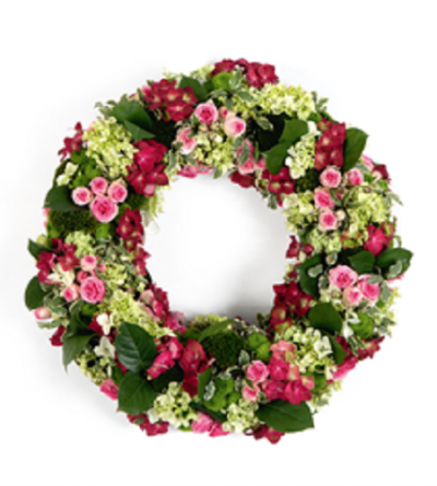 Guirlanda floral circular com flores rosa e vermelhas e folhas verdes