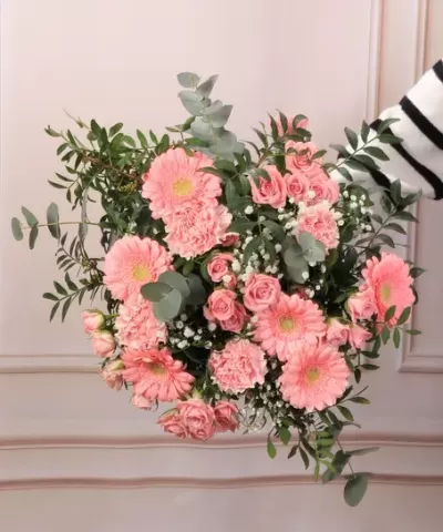 Bouquet de flores cor-de-rosa com folhagem verde