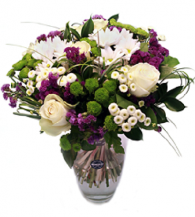 Arranjo floral com flores brancas, lilases e verdes num vaso de vidro