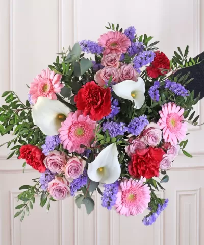 Bouquet de flores coloridas com cravos, lírios e gérberas sobre fundo branco