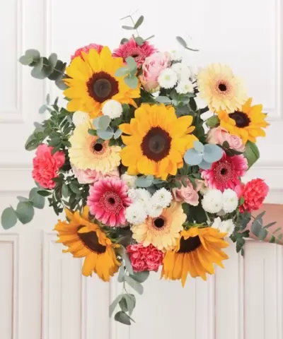 Bouquet colorido de flores variadas com folhas verdes