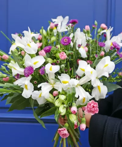 Ramo colorido com lírios, cravos e flores roxas com fundo azul