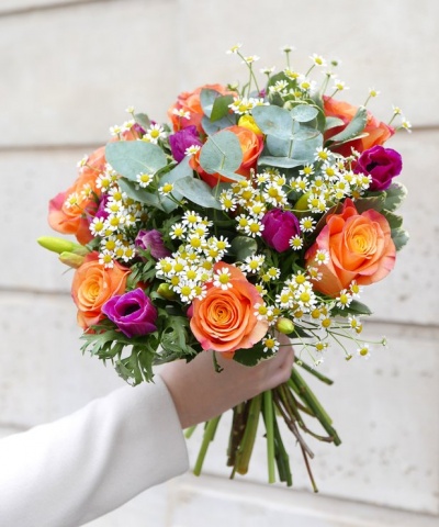 Bouquet colorido com rosas laranja, flores pequenas brancas e flores roxas
