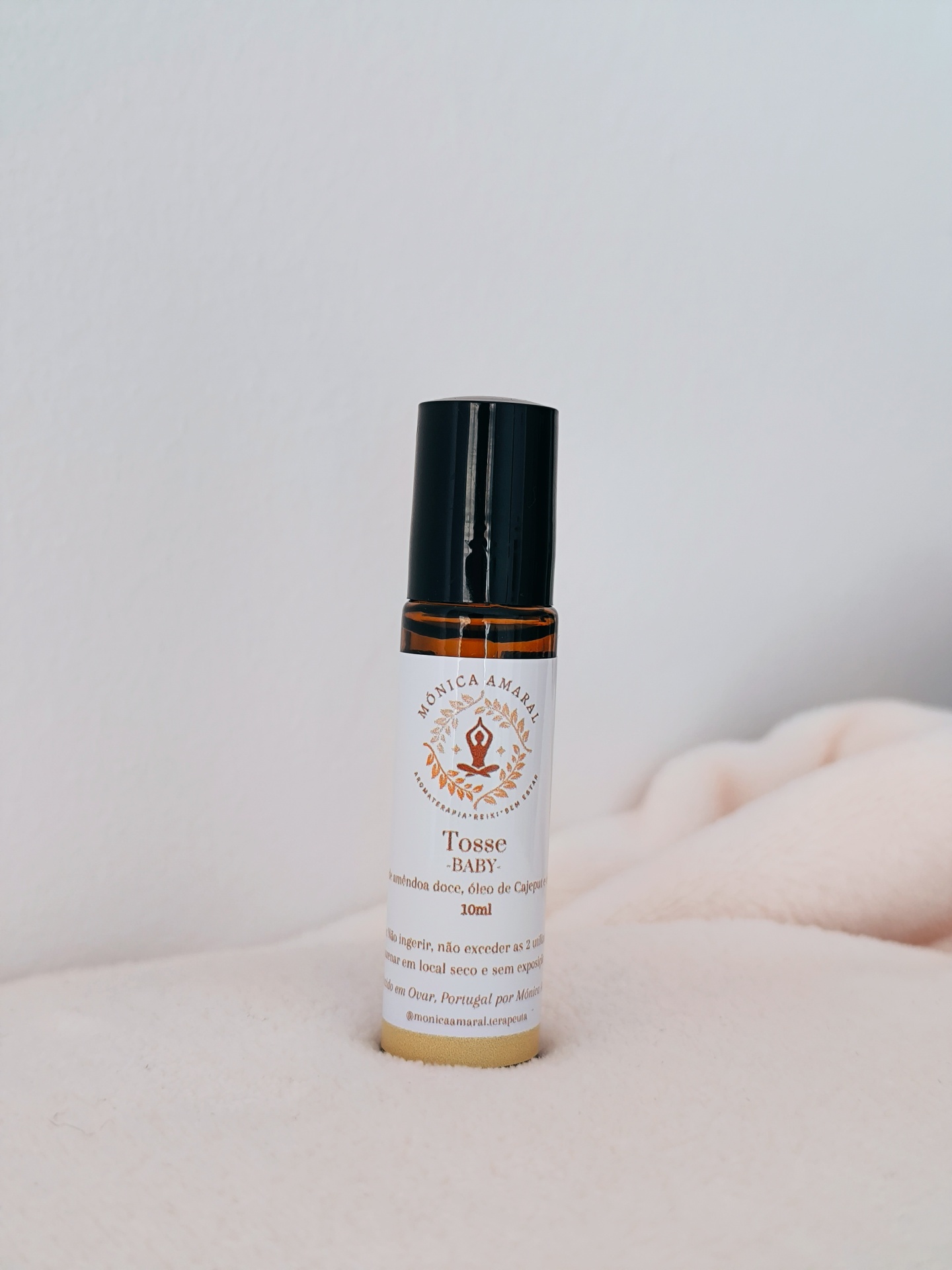 Roll on Tosse Frasco pequeno de rolamento para óleo essencial ou perfume com tampa preta e etiqueta branca.