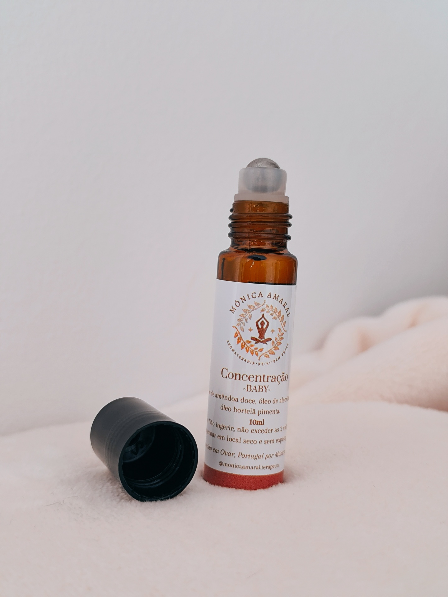 Roll on Concentração Frasco de vidro âmbar com rótulo branco e tampa preta aberta