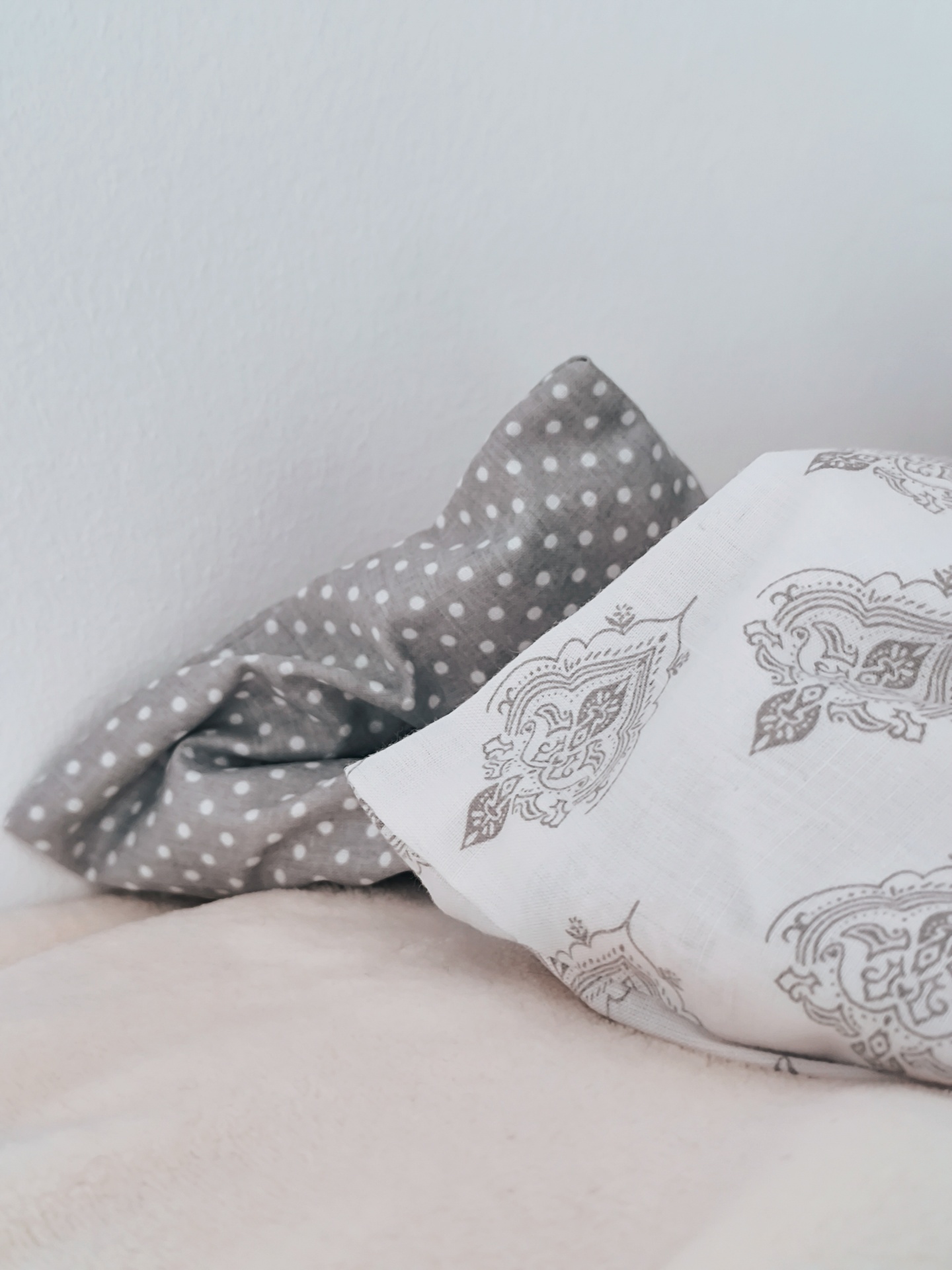 Almofada Terapêutica Duas almofadas com diferentes padrões e cores em superfície clara