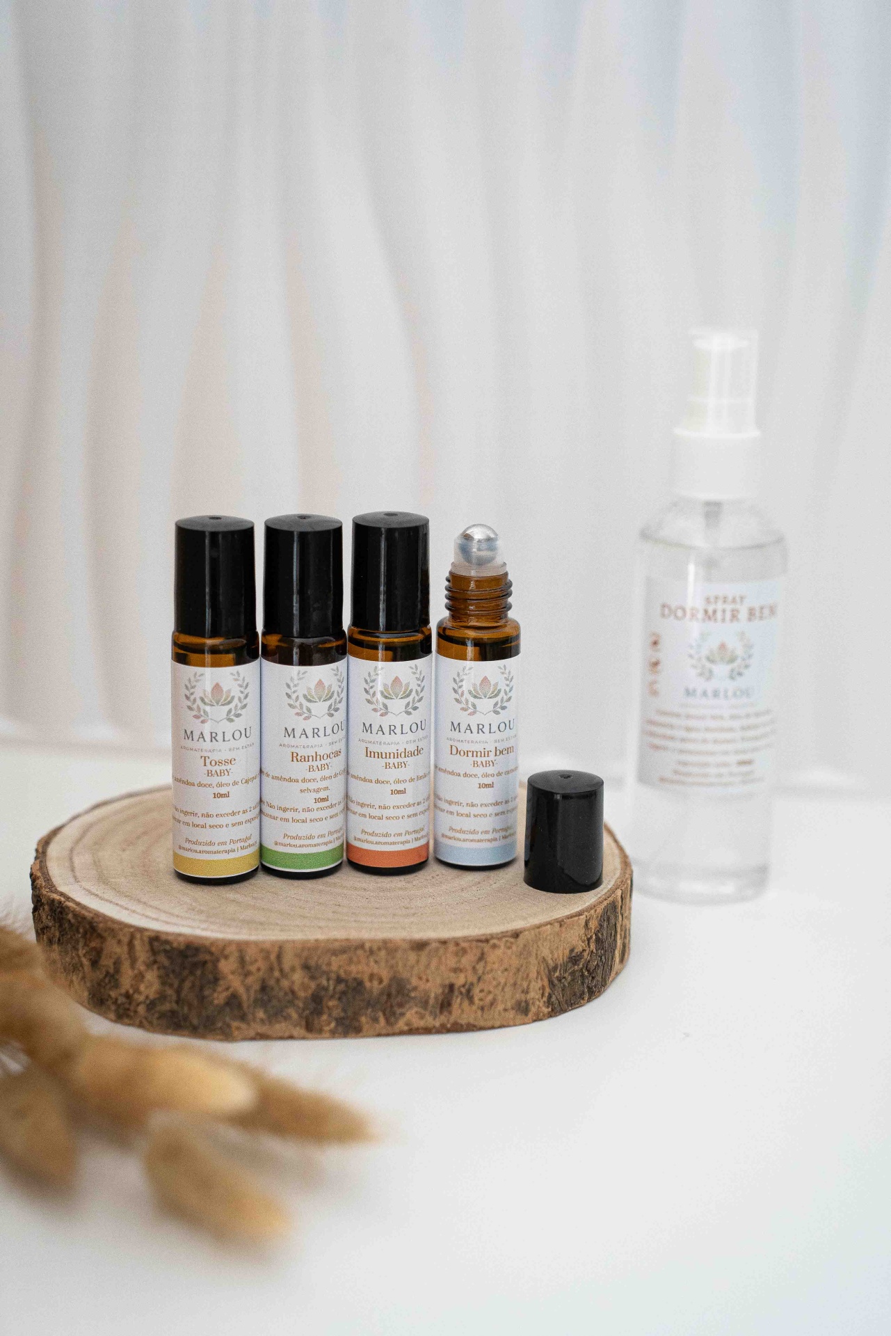 Pack completo Criança Frascos de óleo essencial MARLOU em vidro âmbar e spray transparente em suporte de madeira.