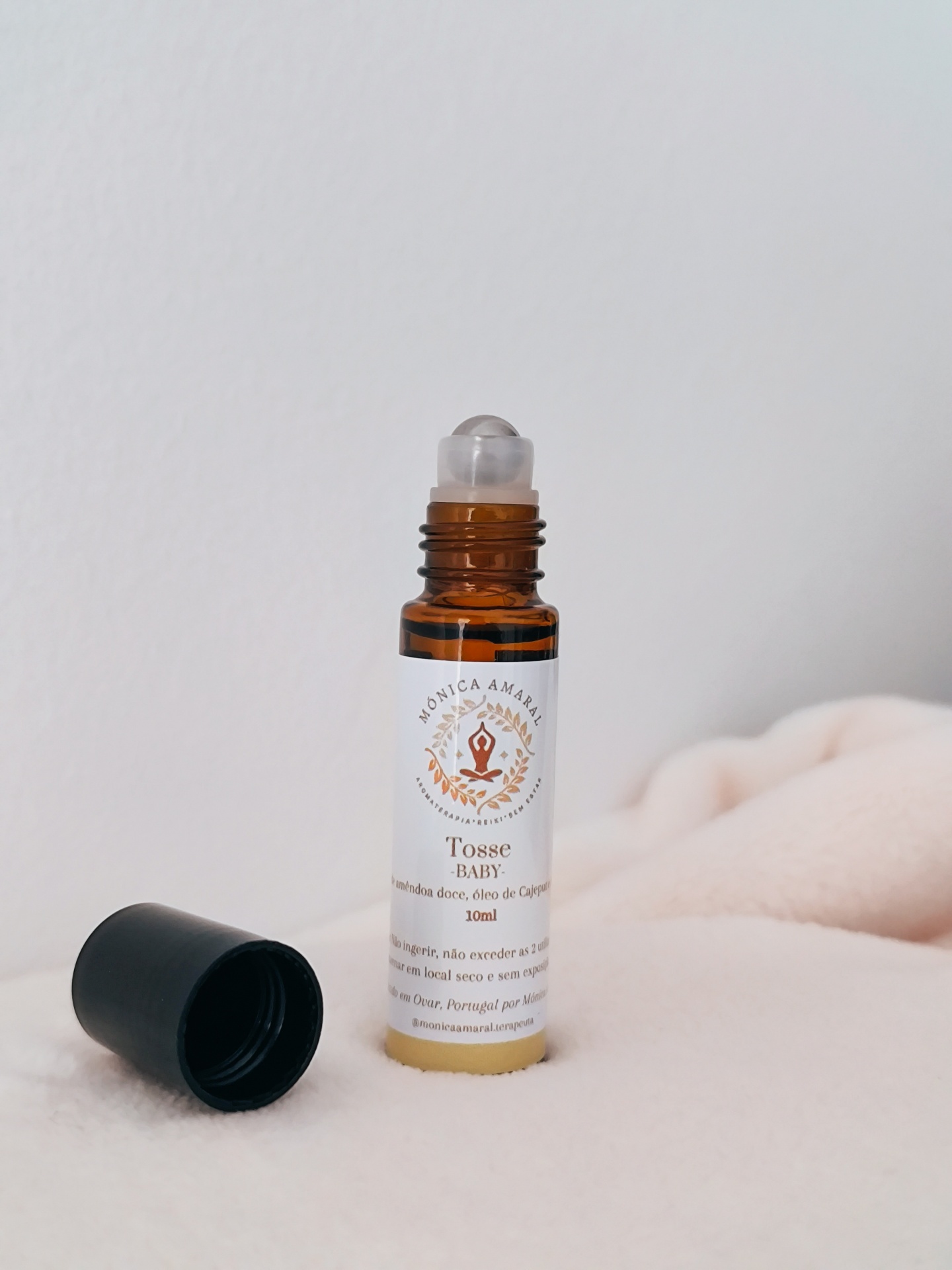 Roll on Tosse Frasco de vidro âmbar com rótulo MÓNICA AMARAL Tosse Baby e tampa preta