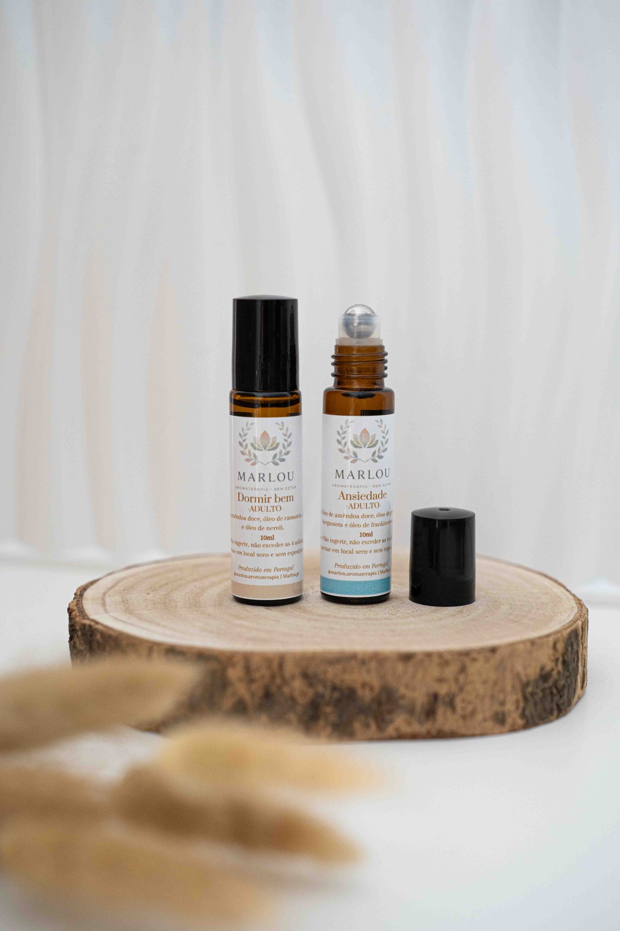 Kit Leveza Dois frascos roll-on âmbar de aromaterapia MARLOU sobre base de madeira