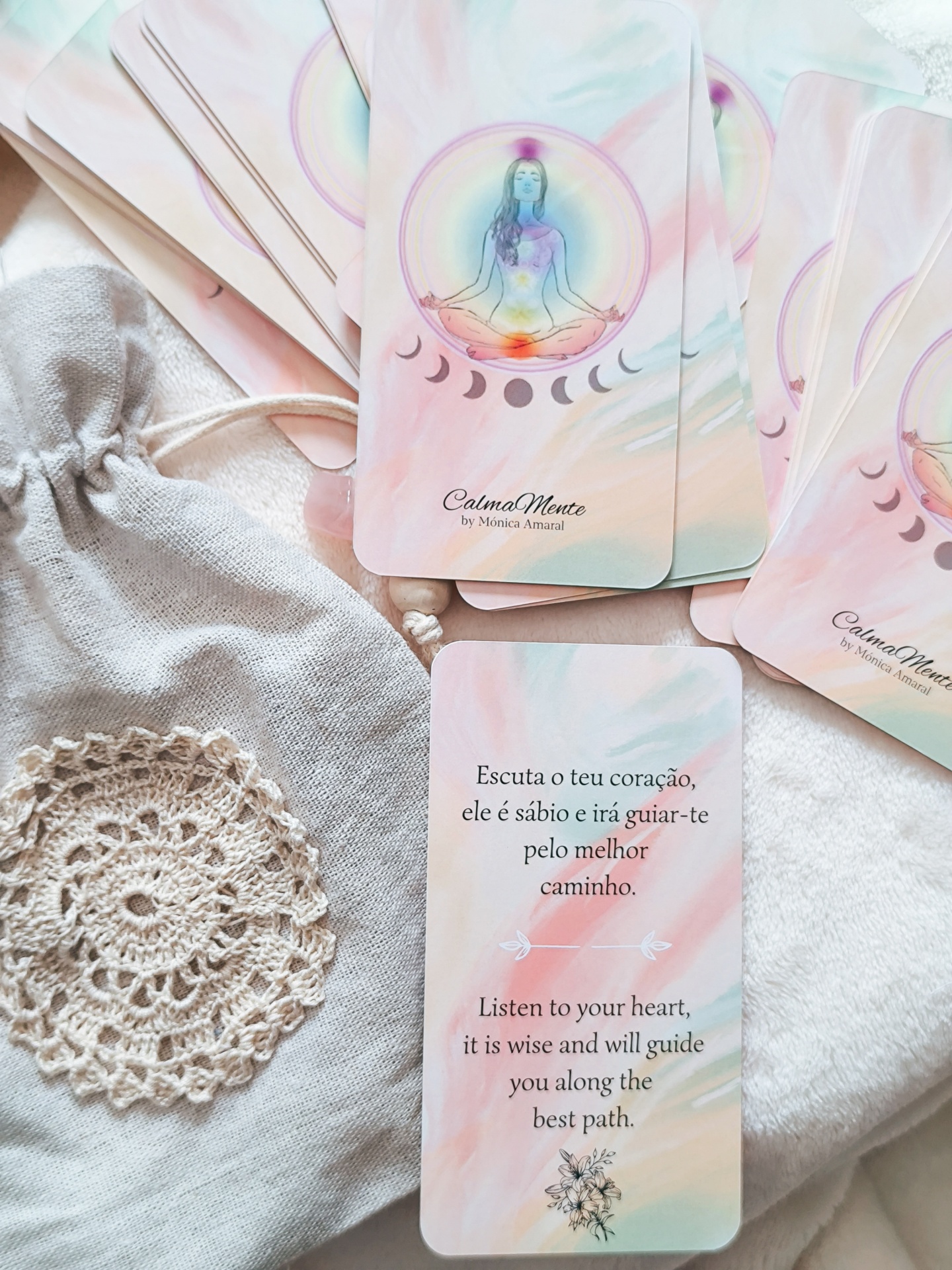 Oráculo CalmaMente Cartas de orientação espiritual com figura meditativa e fases da lua, saco de tecido com renda
