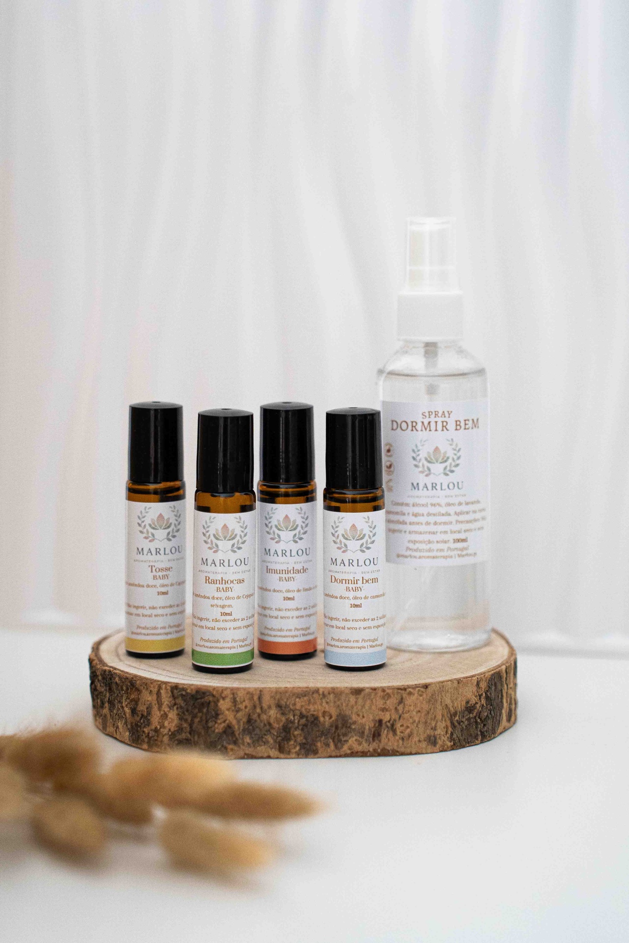 Pack completo Criança Frascos de aromaterapia MARLOU com várias indicações em etiquetas brancas sobre base de madeira.