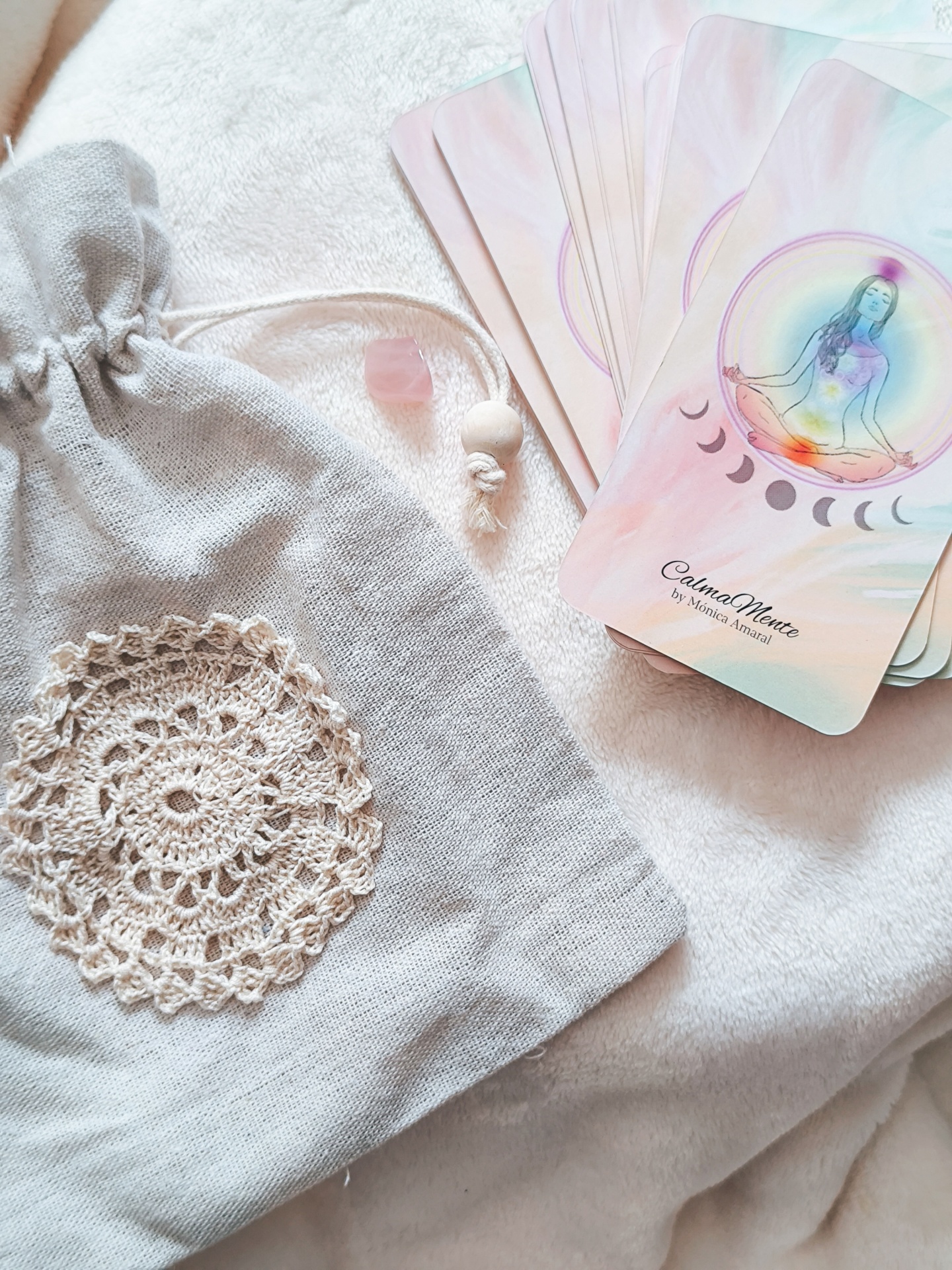 Oráculo CalmaMente Saco de tecido com croché, cristal rosa e cartas de meditação