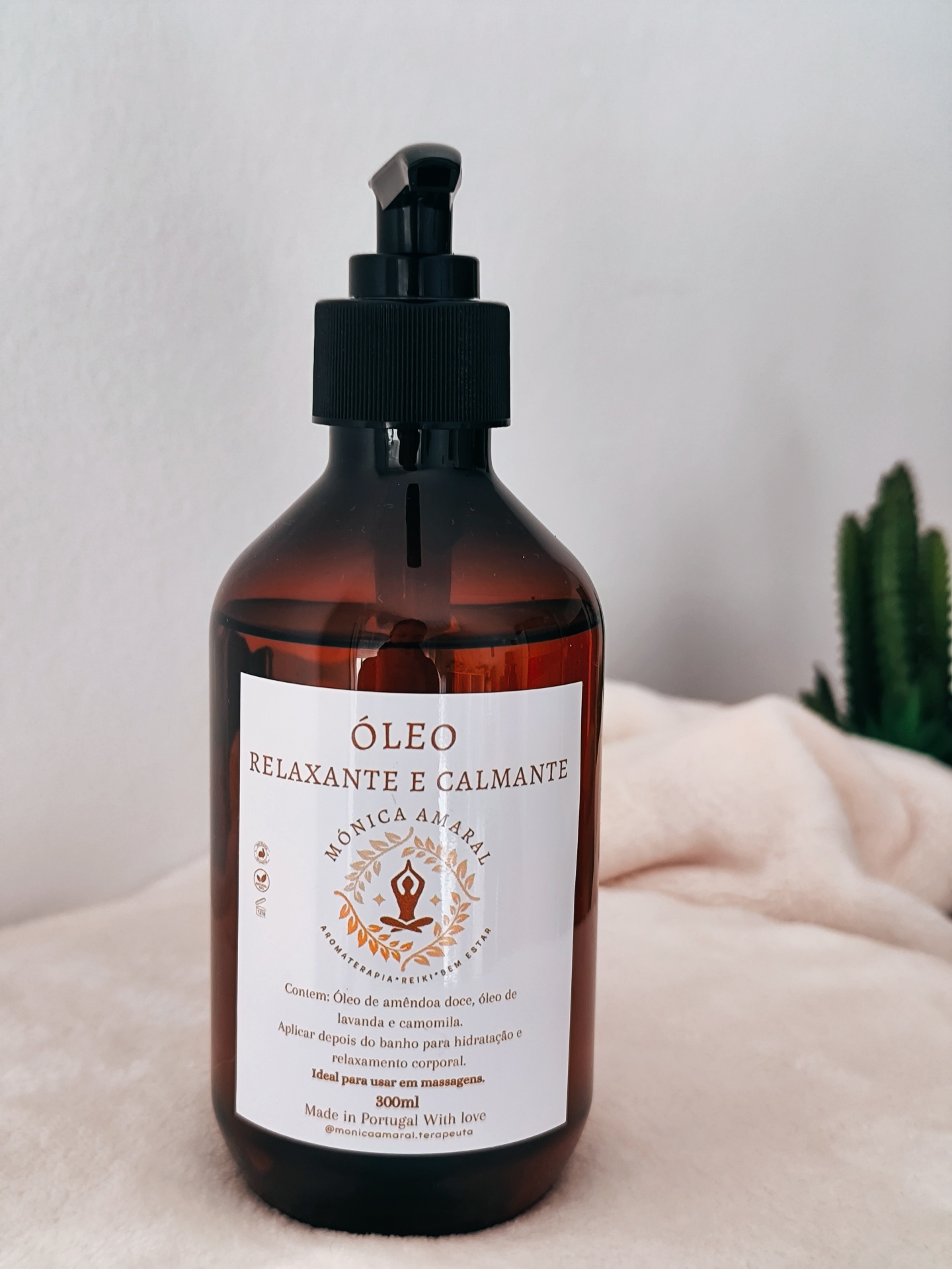 Óleo Relaxante e Calmante frasco castanho de óleo relaxante com tampa preta e rótulo branco em tecido claro