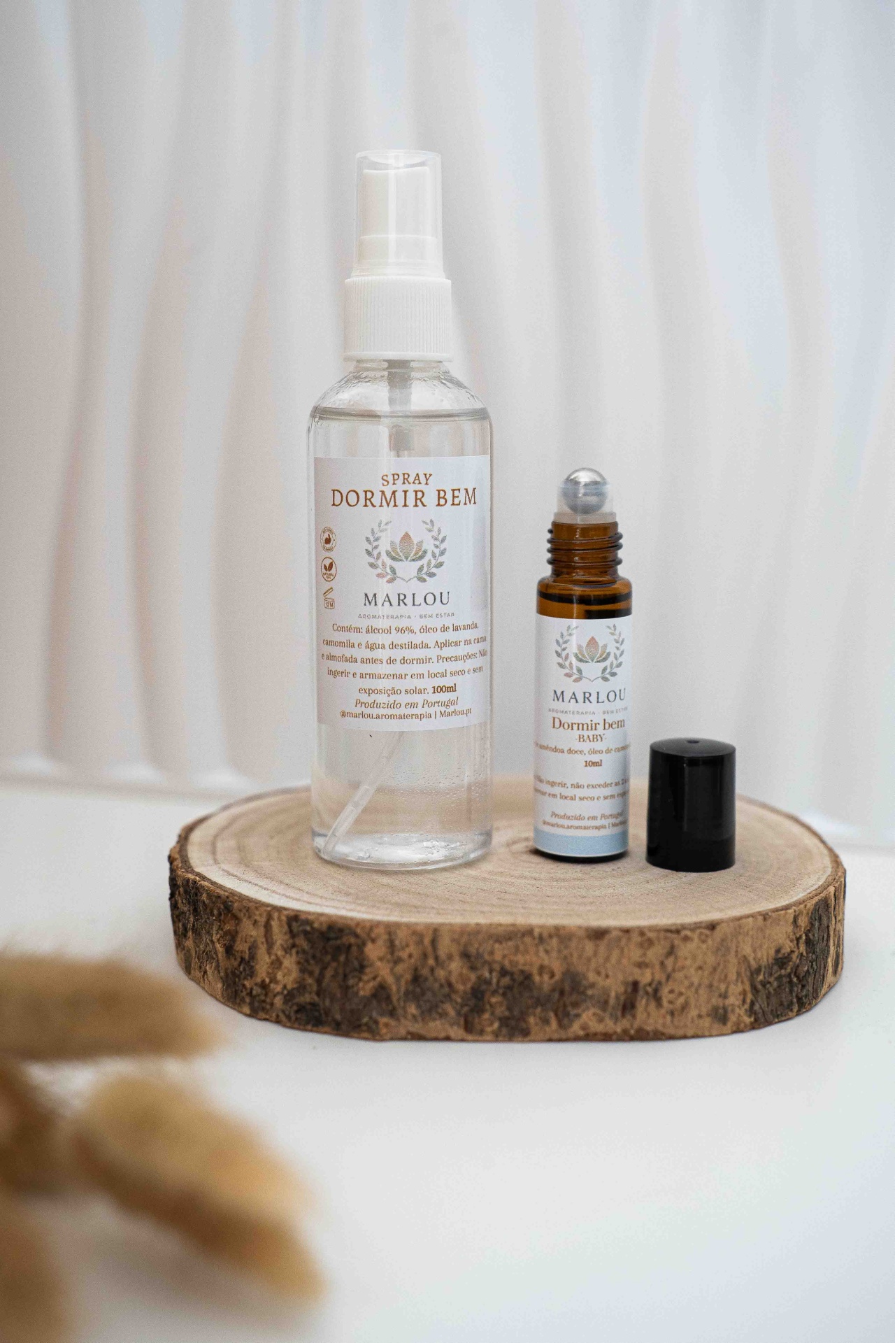 Pack dormir bem baby Spray e roll-on de aromaterapia MARLOU sobre suporte de madeira