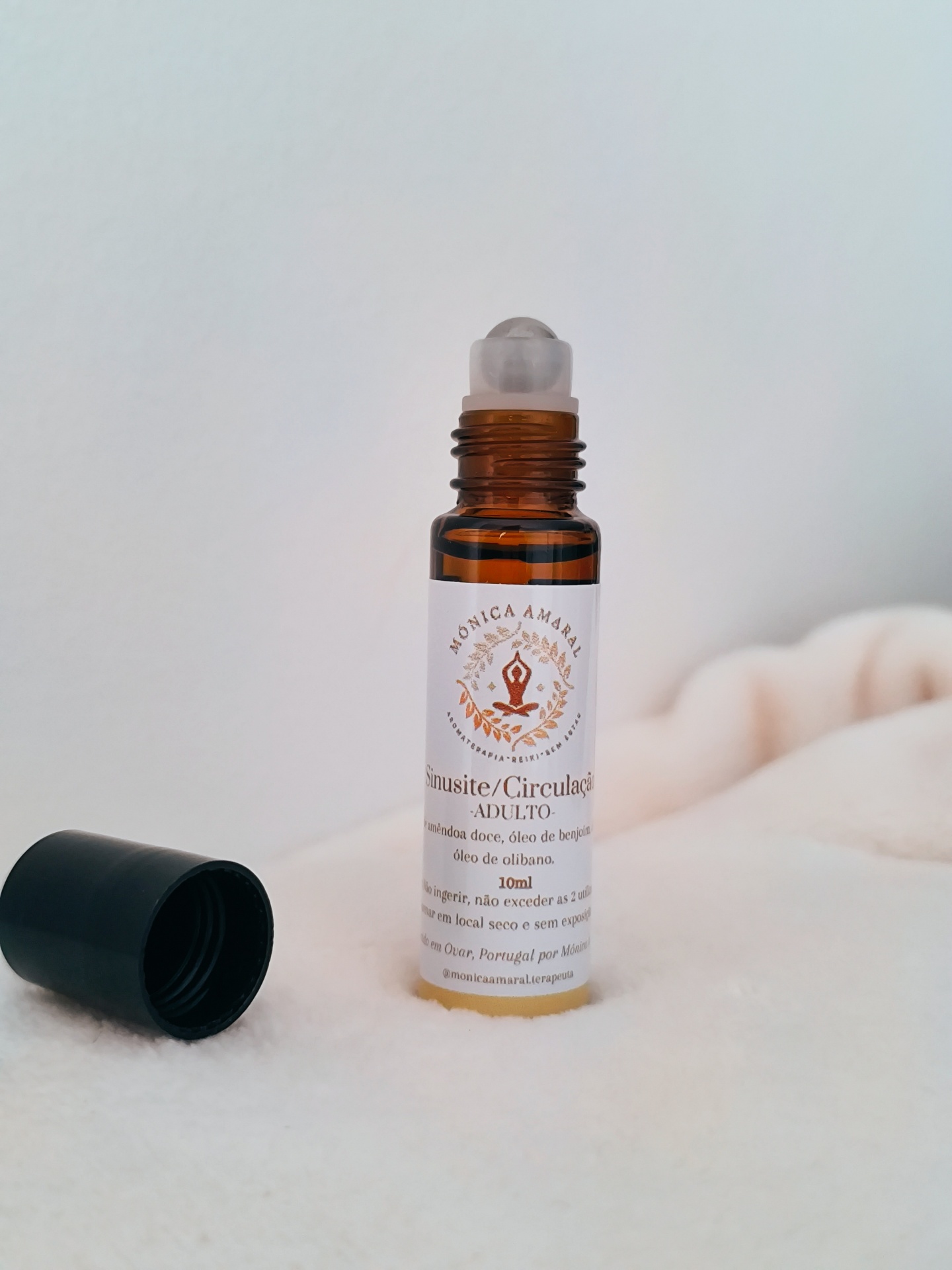 Roll on Sinusite/Circulação Frasco âmbar com aplicador roll-on de 10ml sobre superfície clara