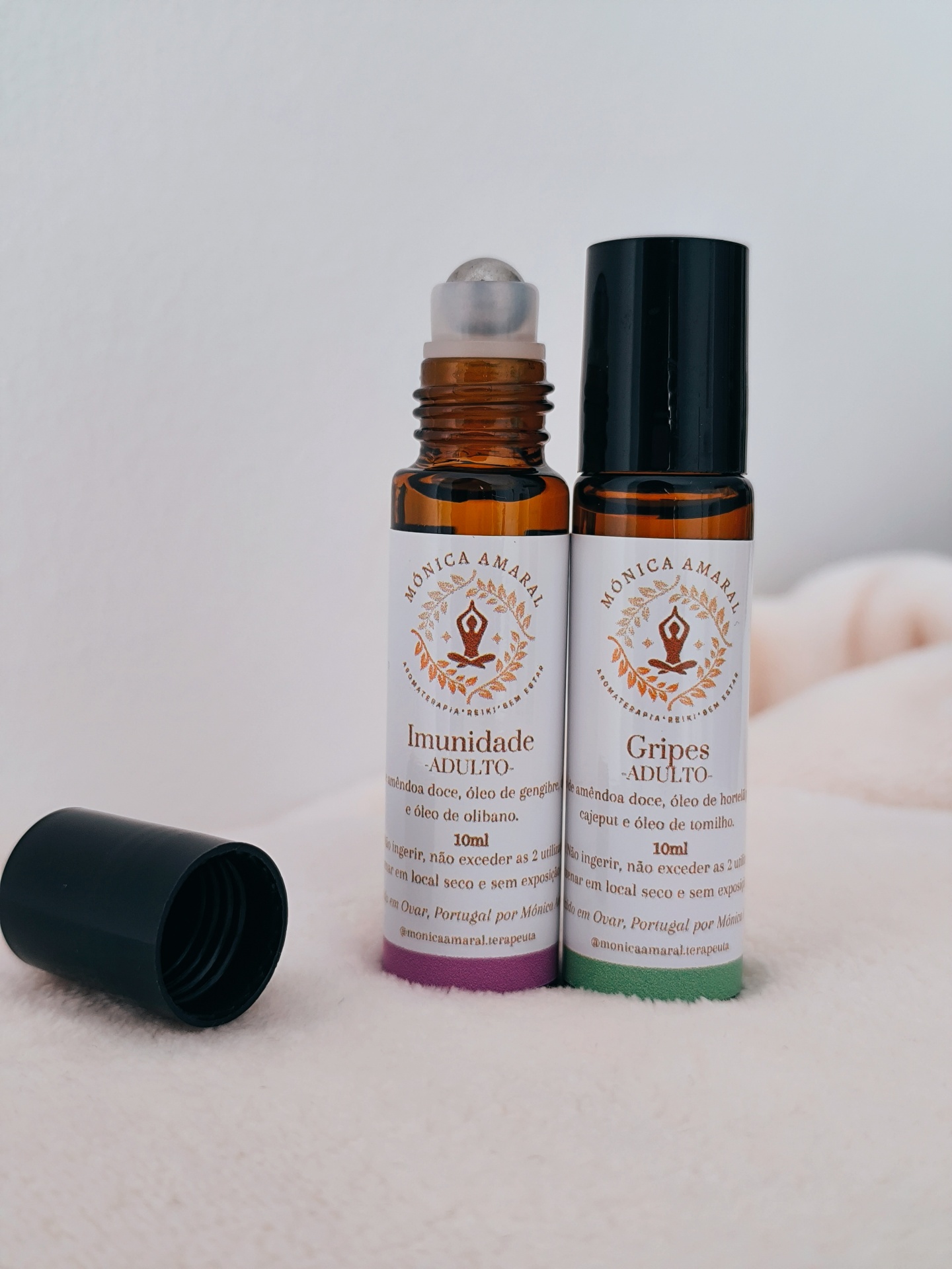 Kit Inverno Dois frascos de aromaterapia âmbar com rótulos brancos e texto castanho, sobre superfície clara macia