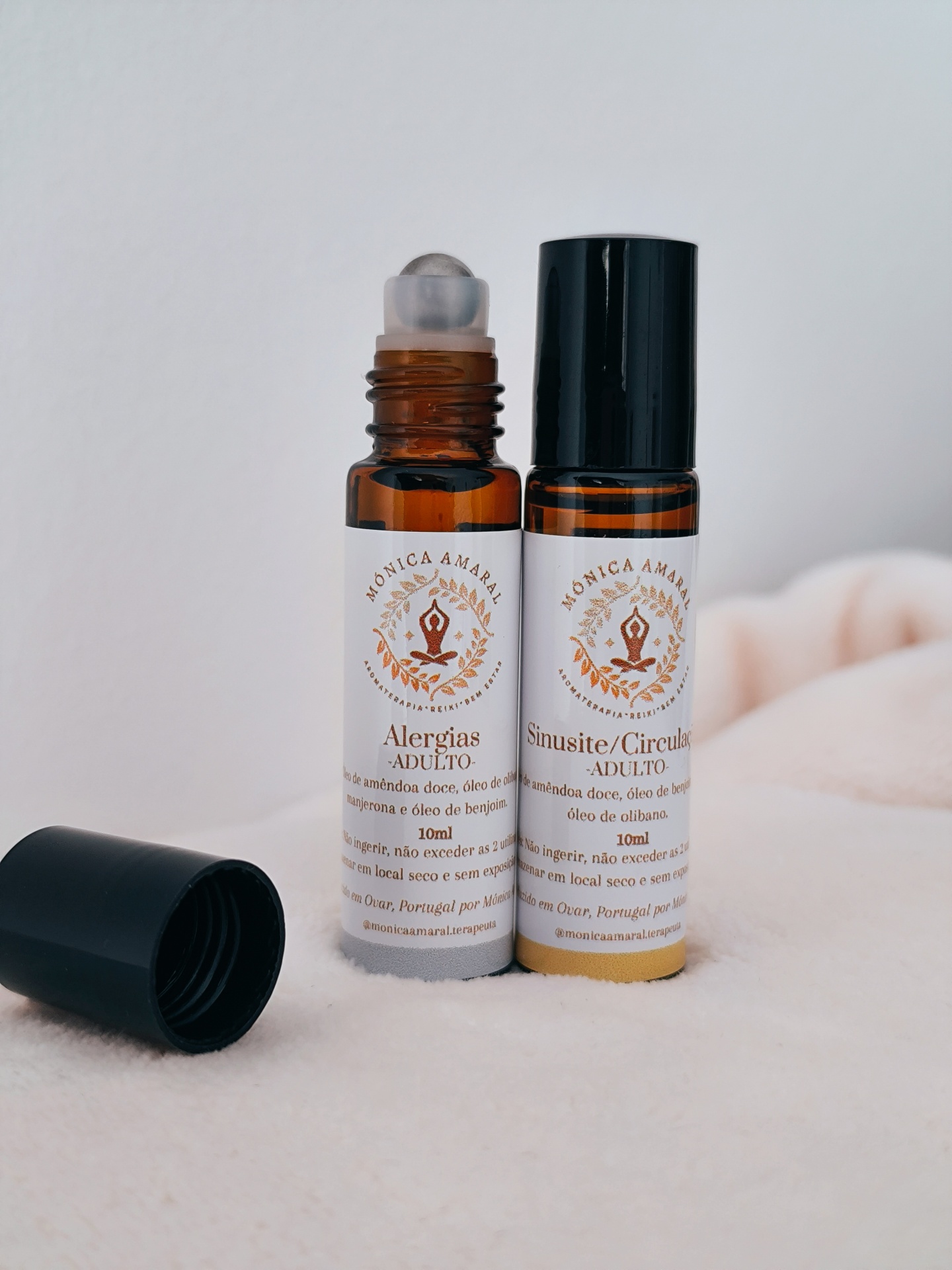 Pack alergias Dois frascos pequenos âmbar com rótulo branco e texto castanho-alaranjado para alergias e sinusite, com tampa preta separados sobre tecido claro.