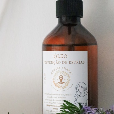 Frasco de óleo com doseador preto e decoração de plantas e flores