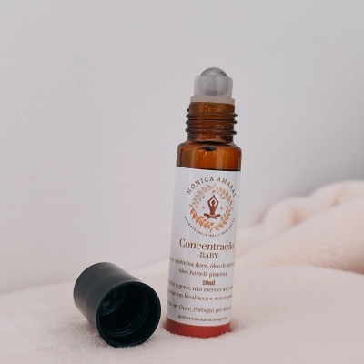 Frasco de vidro âmbar com rótulo branco e tampa preta aberta