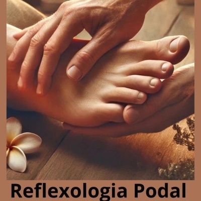 Massagem de reflexologia podal com vela e flor em ambiente relaxante