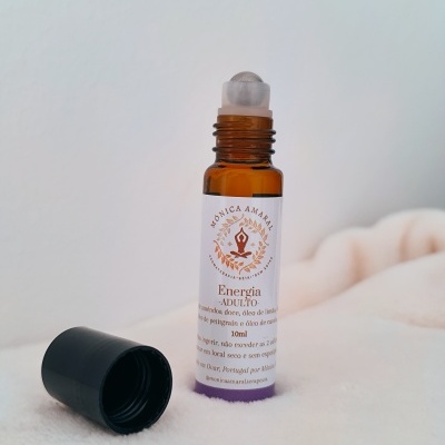 Frasco de vidro âmbar com roll-on e tampa preta retirada