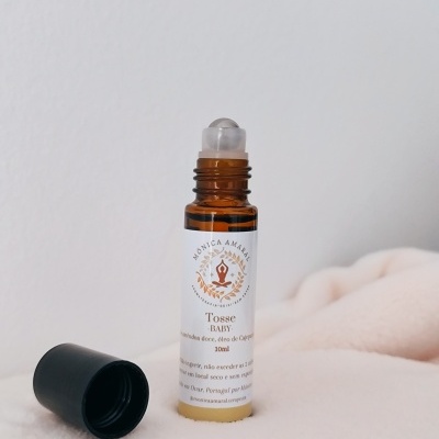 Frasco de vidro âmbar com rótulo MÓNICA AMARAL Tosse Baby e tampa preta