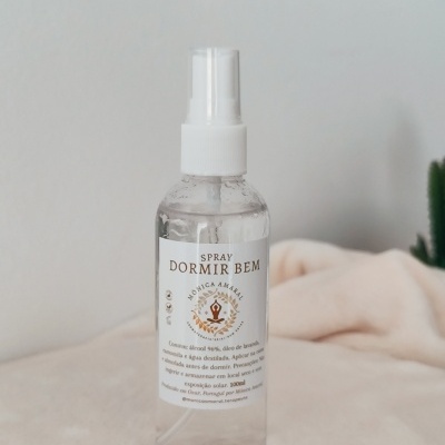Frasco transparente de spray Dormir Bem com rótulo em português