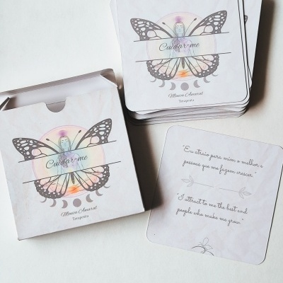 Cartas de terapia com caixa, ilustração de borboleta e texto em português e inglês
