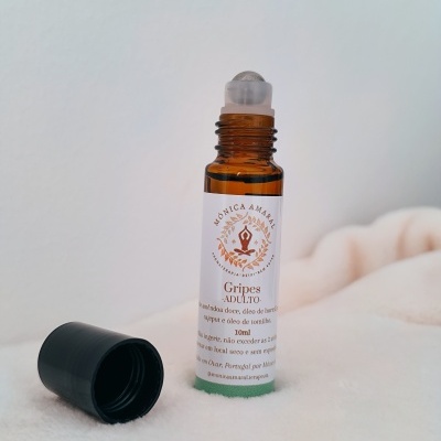 Frasco roll-on para gripes com rótulo branco em vidro castanho e tampa preta ao lado