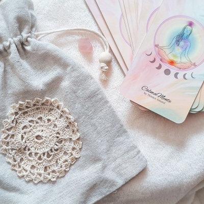 Saco de tecido com croché, cristal rosa e cartas de meditação