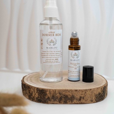 Spray e roll-on de aromaterapia MARLOU sobre suporte de madeira