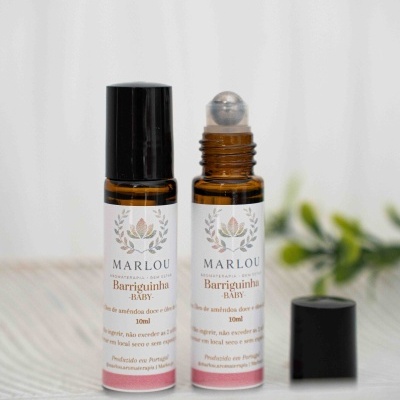 Frascos de aromaterapia em vidro âmbar com tampa preta e aplicador de rolo, rótulos brancos com texto em português, em superfície clara