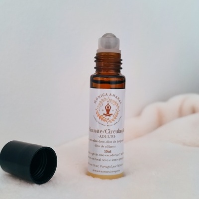 Frasco âmbar com aplicador roll-on de 10ml sobre superfície clara