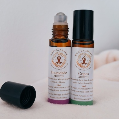 Dois frascos de aromaterapia âmbar com rótulos brancos e texto castanho, sobre superfície clara macia