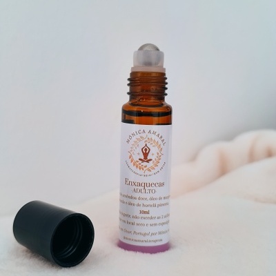 Frasco âmbar para enxaquecas com tampo preto desmontado sobre tecido branco