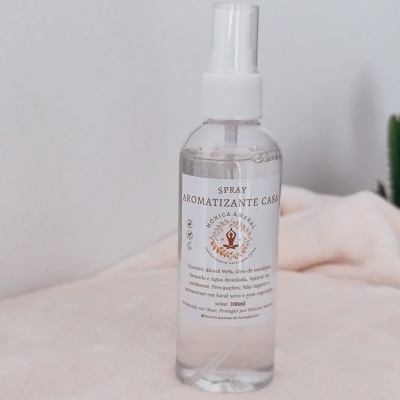 frascos transparente com spray aromatizante de casa com rótulo branco