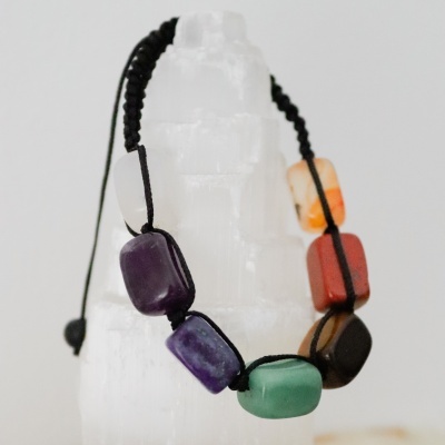 Pulseira colorida de pedras quadradas com fio preto