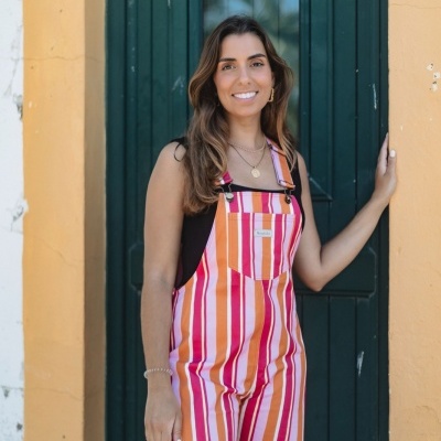 Macacão riscado laranja e rosa com alças e bolso