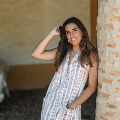 Vestido curto listrado verde e branco com padrão floral rosa e bolsos frontais