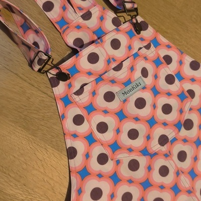 Saco colorido com padrão geométrico, pegas ajustáveis e etiqueta MonKiki