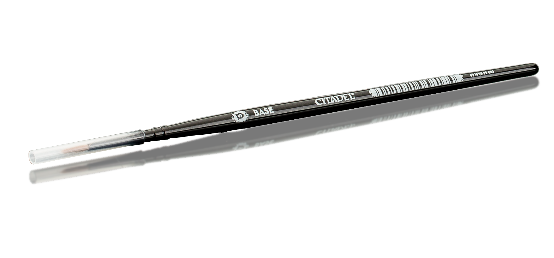 Dois pincéis de pintura finos com cabo preto e cerdas brancas sobre fundo branco refletor