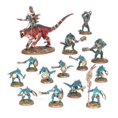 Miniaturas de figuras fantásticas para jogo, incluindo dinossauro com cavaleiro e criaturas humanoides azuis e verdes com armas.