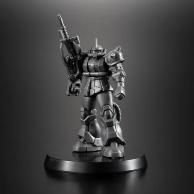 Figura de robô cinza metálico segurando arma futurista numa base preta