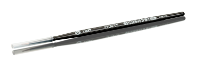 Pincel fino com cabo preto e cerdas brancas, com texto branco no cabo