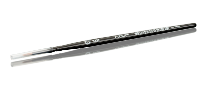 Dois pincéis de pintura finos com cabo preto e cerdas brancas sobre fundo branco refletor